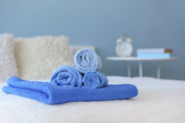 Měkké čisté ručníky na posteli - Fotografie, Obrázek