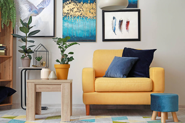 Стильный интерьер гостиной с желтым креслом
 - Фото, изображение