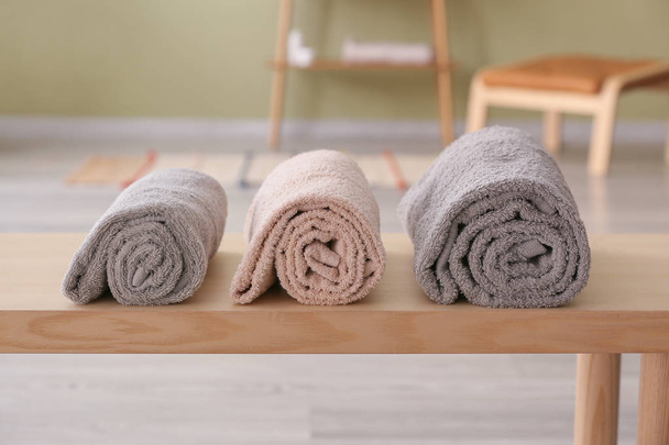 Asciugamani puliti sul tavolo in camera
 - Foto, immagini