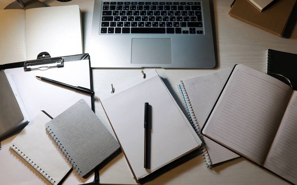 Moderní pracoviště s notebookem a večerním papírnictví - Fotografie, Obrázek