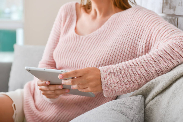 Mulher com computador tablet moderno em casa, close-up
 - Foto, Imagem