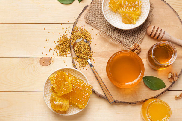 Композиция со сладким медом на деревянном столе
 - Фото, изображение