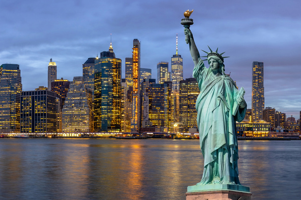 夕暮れ時に東の川のそばにブルックリン橋とニューヨーク市街地のシーン上の自由の女神、建築と観光コンセプトを持つ建物、アメリカ合衆国、アメリカ合衆国 - 写真・画像