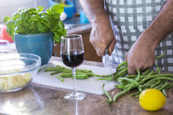 健康的な豆の食品を切断キッチンで働く男のクローズアップ  - 写真・画像