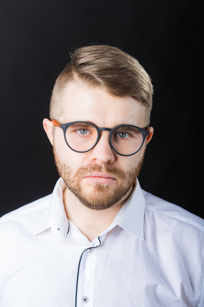 Concepto de retrato, chico y gente de negocios - Hombre guapo con gafas en camisa blanca mirando a la cámara
 - Foto, Imagen