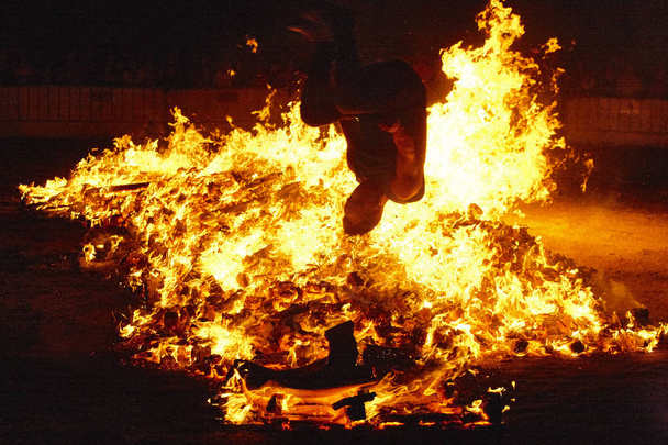 Letnie Święto Solstice w Hiszpanii. Skok człowieka. Ogień płomieni - Zdjęcie, obraz