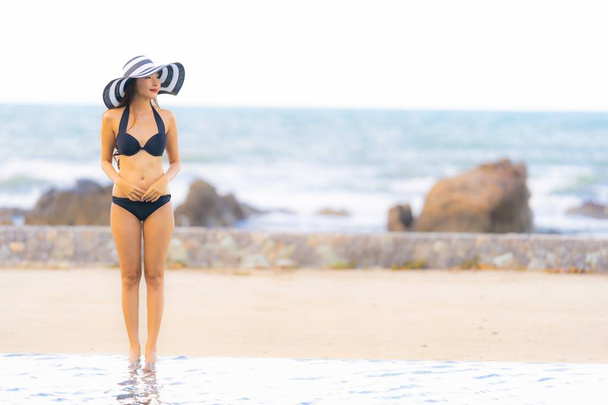Portre güzel genç Asyalı kadın yüzme etrafında bikini giymek - Fotoğraf, Görsel