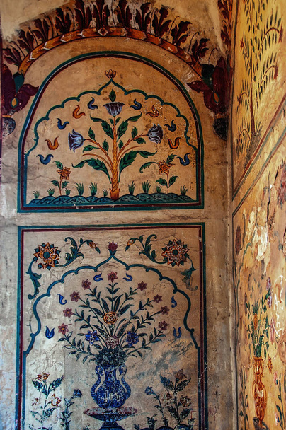 Islamic mosaic artwork on the wall of the Lahore fort  - Foto, imagen