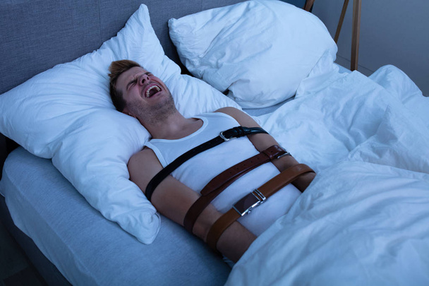 Mies kärsii unihalvauksesta kotona
 - Valokuva, kuva