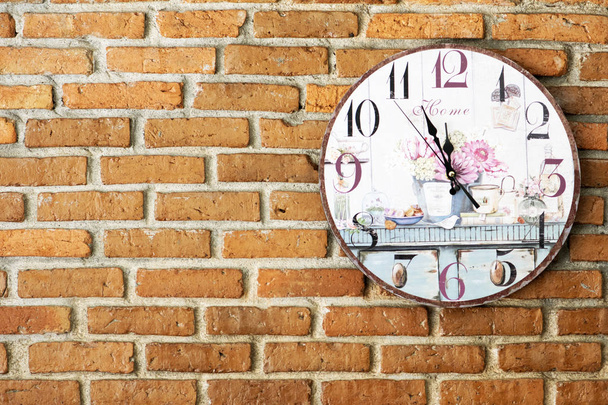 viejo reloj sobre fondo de pared de ladrillo
 - Foto, Imagen