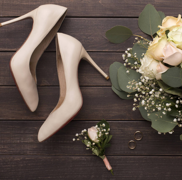 Bride groom creative flat lay of woman shoes and roses bouquet - Foto, Imagem