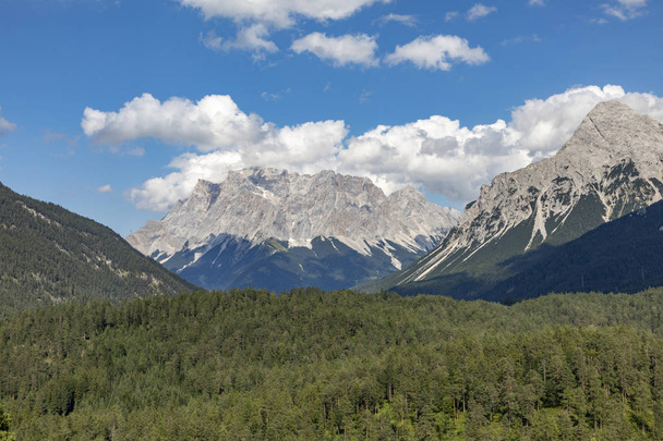 Horská scenérie a panoramatický výhled z oblasti odpočinku "Zugspitz - Fotografie, Obrázek