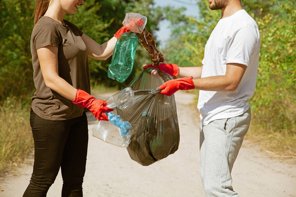 Group of volunteers tidying up rubbish on beach - Zdjęcie, obraz