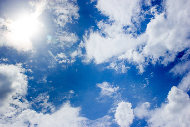 Modrá obloha a krásný nadýchaný mrak. Nejlepší letní nebe foto pozadí. - Fotografie, Obrázek