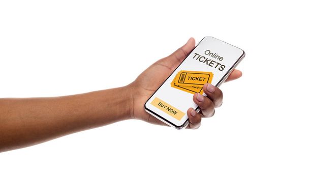 Online tickets applicatie op smartphone scherm in zwarte vrouwelijke hand - Foto, afbeelding