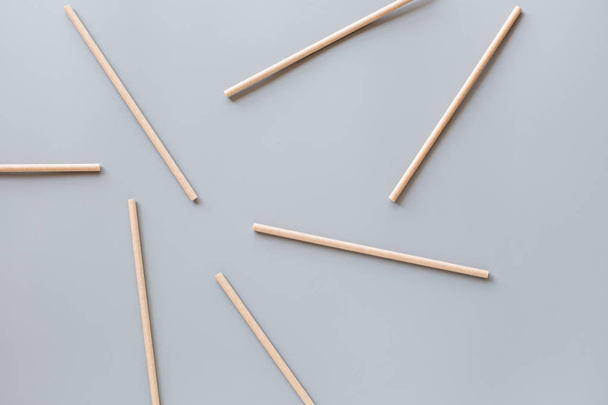 eco natural paper straws flat lay on gray background. sustainable lifestyle concept. zero waste, plastic free items. stop plastic pollution. Top view, overhead, template, Mockup. - Foto, Imagem