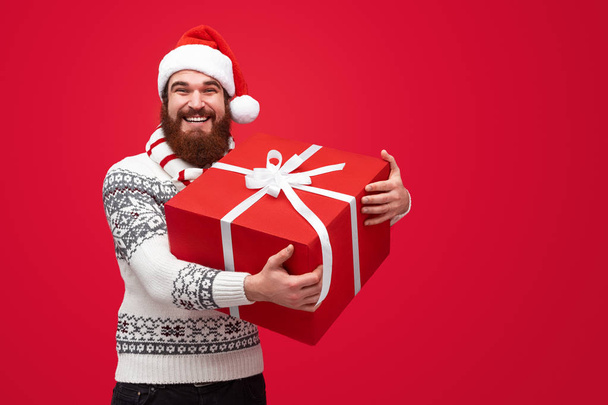 Cheerful man with huge Christmas present - Foto, Imagem