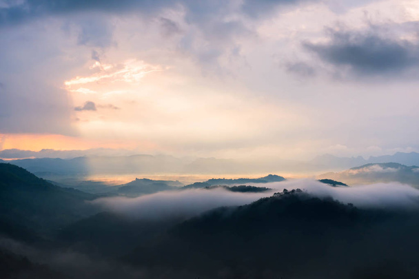 Vista de las montañas con niebla y rayos de sol
. - Foto, imagen