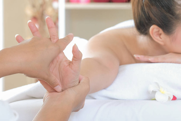 Massaggio spa a mano su sfondo bianco pulito - le persone si rilassano
  - Foto, immagini