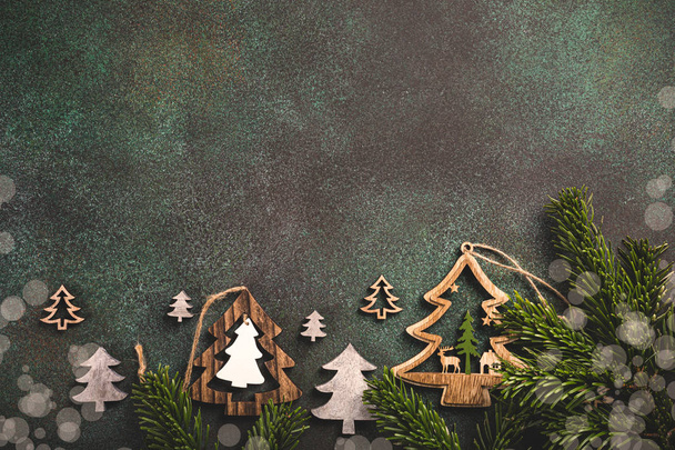 Tarjeta de felicitación festiva con árbol de Navidad
 - Foto, imagen