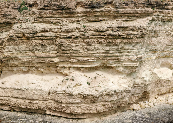 Háttere meredek szerkezetű mészkő szikla a tenger partján  - Fotó, kép