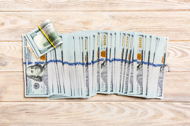 Primo piano di banconote da 100 dollari di fila su sfondo colorato. Vista dall'alto del concetto di stipendio
 - Foto, immagini