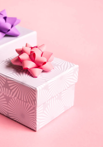 Geschenkboxen auf rosa Hintergrund. - Foto, Bild