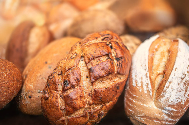 背景、トップビューとして新鮮なパンの品揃え。素朴なパン - 写真・画像