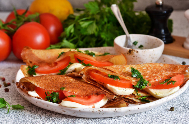 Pancakes with mozzarella and tomatoes with pesto  - Foto, Imagen
