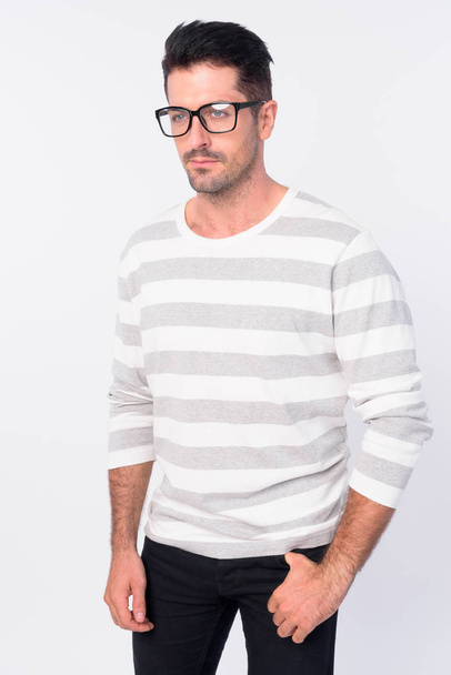 Portrét hezkého vousatého muže s brýlemi - Fotografie, Obrázek