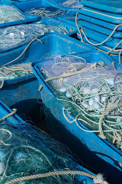 grandes bañeras de plástico llenas de pesca de tamaño industrial y redes de arrastre
 - Foto, imagen
