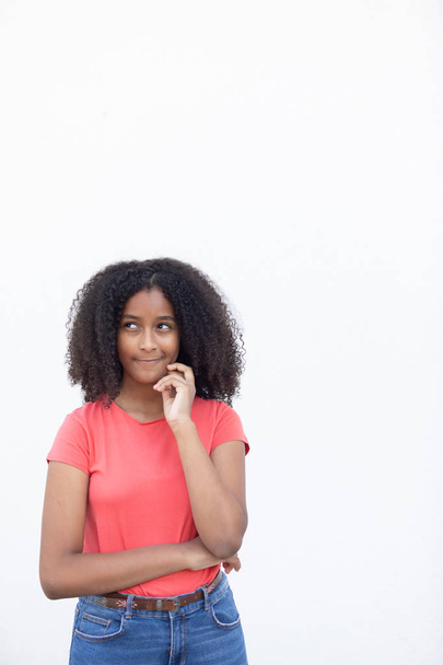 Pensive tinédzser lány egy gyönyörű afro haj  - Fotó, kép