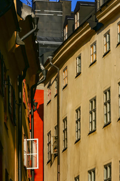 Sztokholm, Szwecja okna na Draken Grand na starym mieście lub Gamla stan. - Zdjęcie, obraz