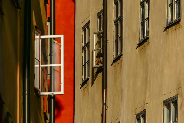 Στοκχόλμη, Σουηδία παράθυρα στον Ντράκεν Γκραντ στην παλιά πόλη ή Γκάμλα Σταν. - Φωτογραφία, εικόνα