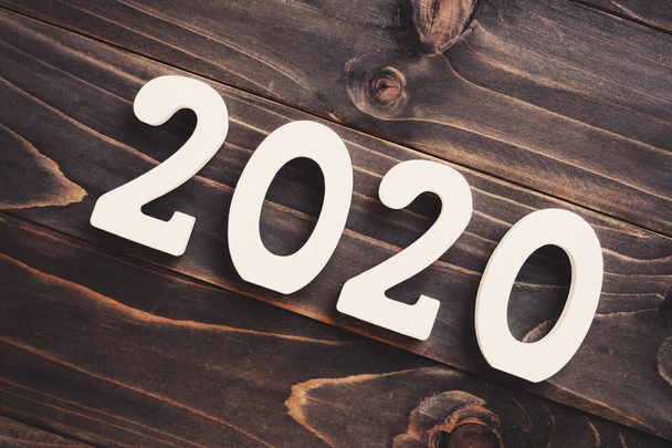 Concepto de año nuevo 2020: número de madera 2020 sobre fondo de mesa
. - Foto, Imagen
