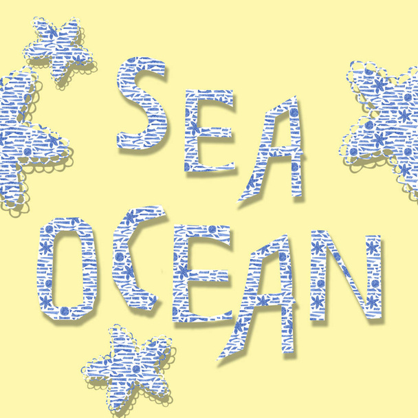 Homok háttér a felirat tengeri óceán és a tengeri csillag. Watercolor kézzel készített papír betűk tervezése banner, sablon, meghívó, dekoráció. - Fotó, kép