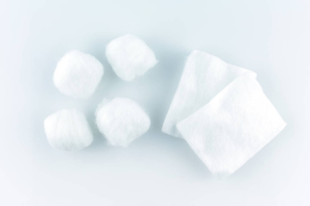 bola de algodón y almohadilla blanca suave belleza limpia medicina de la salud sobre fondo blanco
. - Foto, imagen