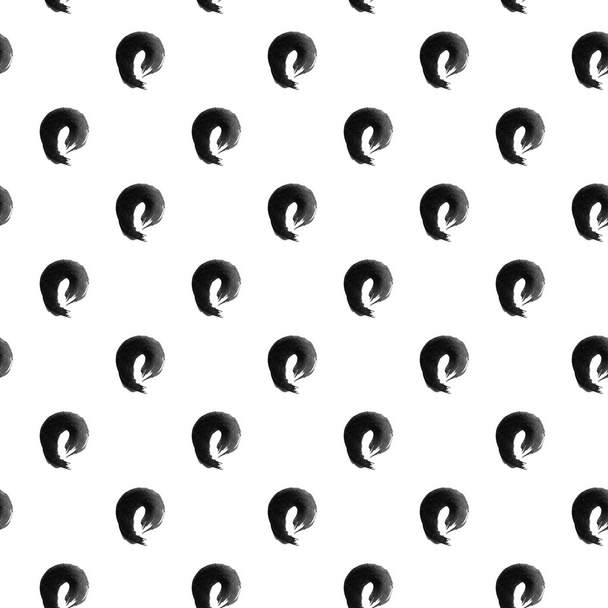 Naadloos patroon met hand getekende vormen, cirkels, uitstrijkjes, haken. Handgeschilderde grunge inkt doodles in zwart-wit kleuren. Trendy eindeloze textuur voor digitale papier, stof, textiel. - Foto, afbeelding