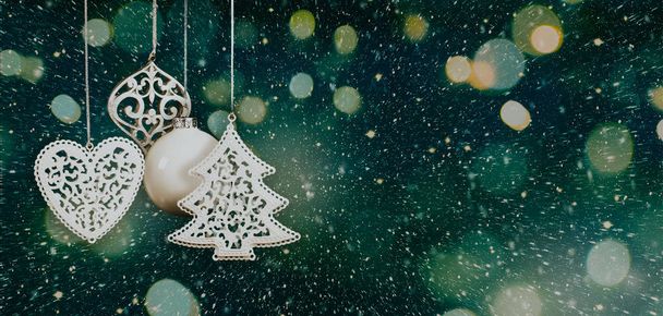 Χριστούγεννα φόντο με στολίδια και τα φώτα - Φωτογραφία, εικόνα