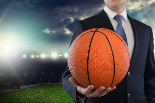 sukcesy biznesmen trzyma piłkę koszykówki - Zdjęcie, obraz