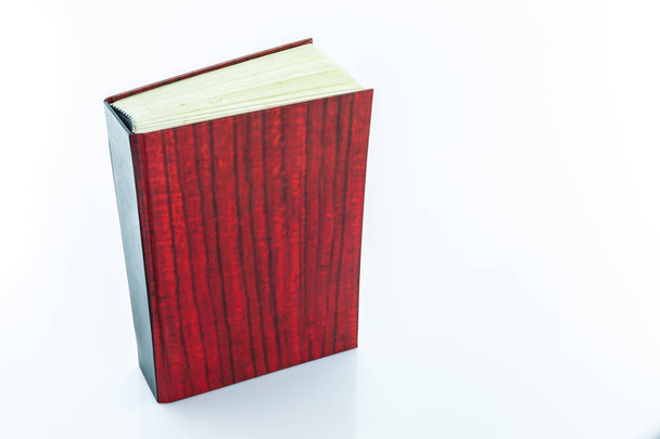 boek Red cover op witte achtergrond. - Foto, afbeelding