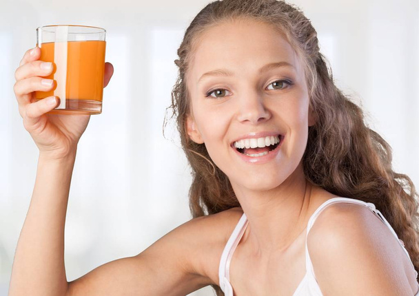 woman holding glass of fresh juice - Foto, afbeelding