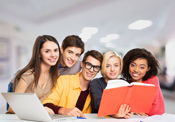Jeunes étudiants étudiant avec ordinateur portable et livres
   - Photo, image