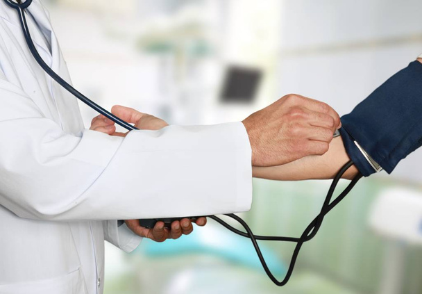 Arzt überprüft Blutdruck - Foto, Bild