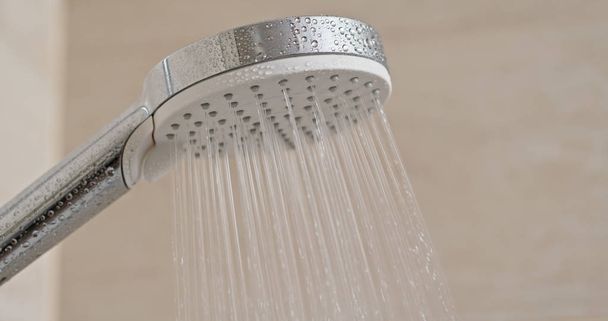 Потік води з голови душу у ванній
 - Фото, зображення