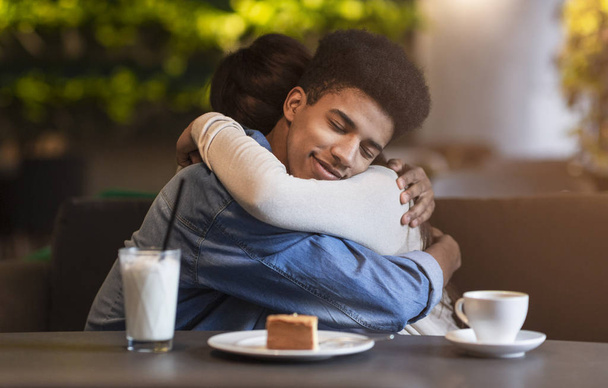 Gelukkig geliefde tiener paar knuffelen met genegenheid - Foto, afbeelding