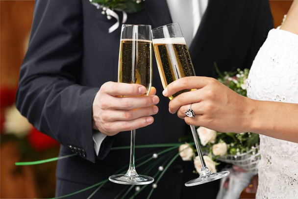 Γαμήλιο ζεύγος κρατώντας ποτήρια σαμπάνια - Φωτογραφία, εικόνα
