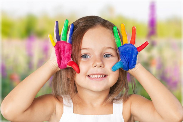 Маленькая девочка показывает окрашенные руки
 - Фото, изображение