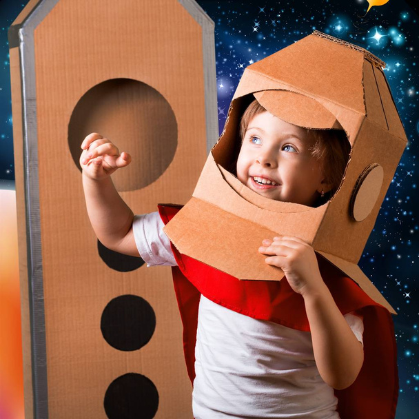 schattige kleine jongen spelen astronaut  - Foto, afbeelding