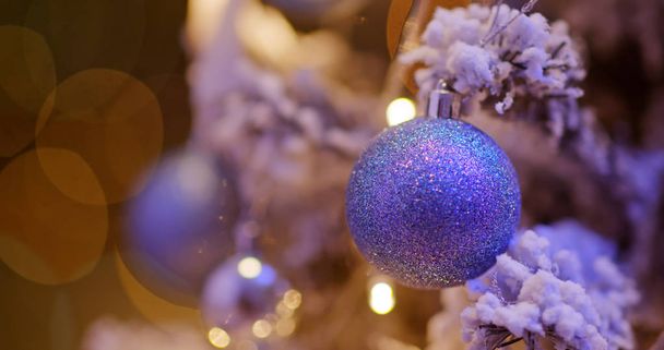 Decoração de árvore de Natal com luz na cor azul à noite
 - Foto, Imagem